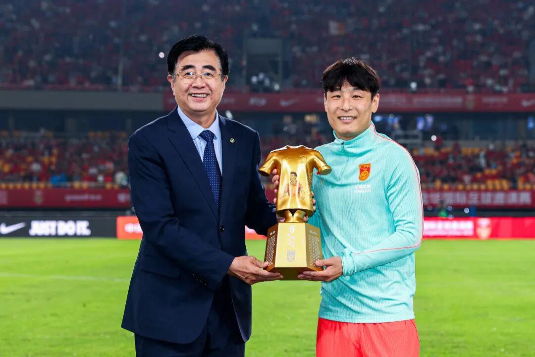 世体:世界杯18决赛西葡战,巴萨体育总监德科现场观战