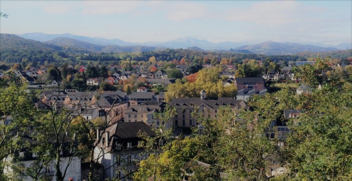 Oloron-Sainte-Marie---Quartier-Sainte-Croix---Vue-de-Bellevue--Office-de-Tourisme-du-Piemont-Oloronais-